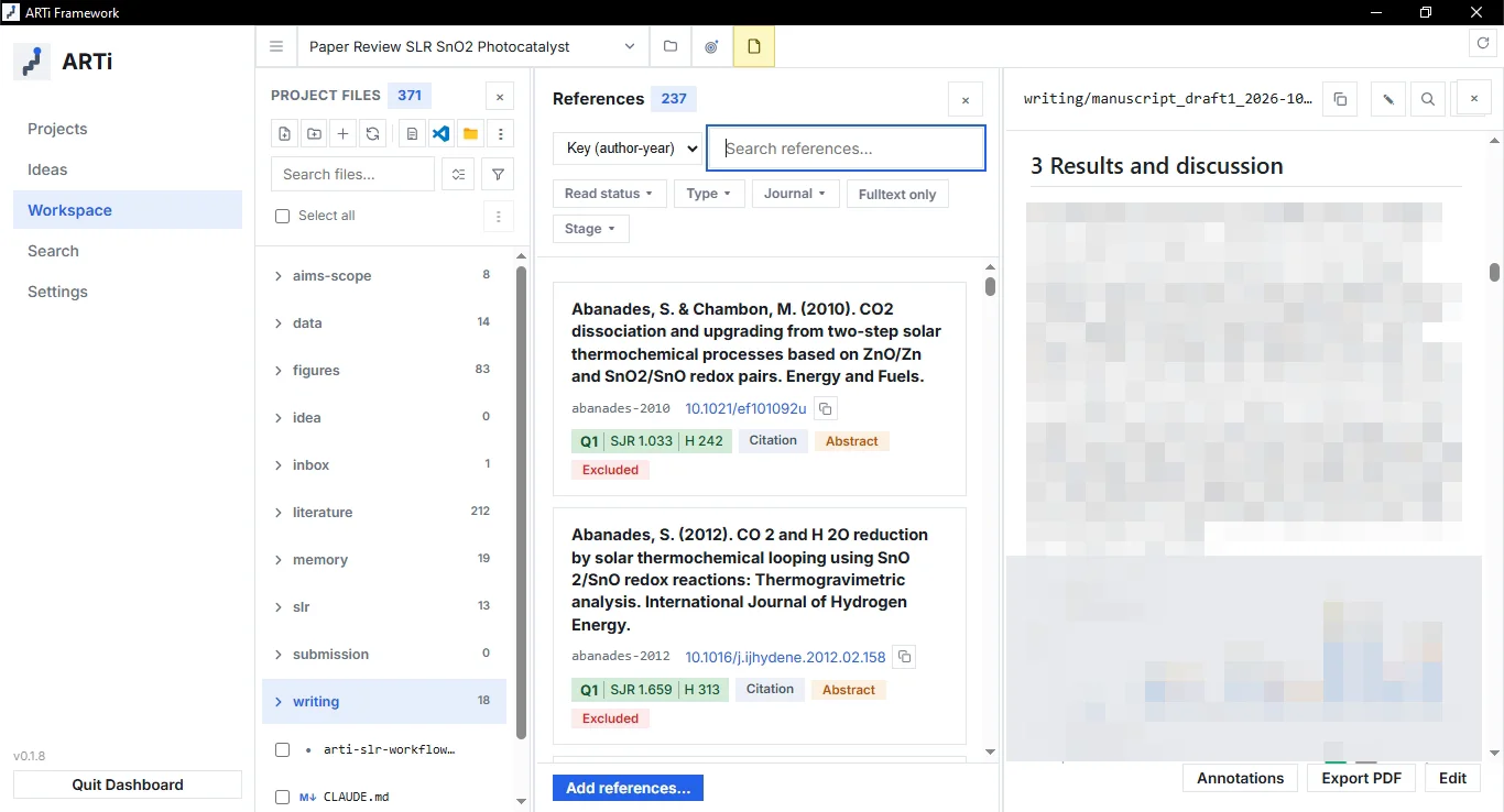 Dashboard ARTi di komputer: daftar berkas proyek di kiri, daftar rujukan dengan kuartil jurnal di tengah, dan naskah di kanan (isi naskah diburamkan)